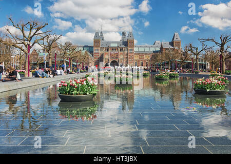 Amsterdam, Pays-Bas, le 10 avril 2016 : des jardinières remplies de tulipes dans l'étang pendant le Festival des tulipes à Amsterdam avec en arrière-plan Le Rij Banque D'Images