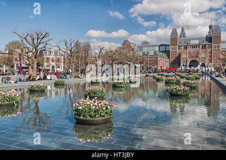 Amsterdam, Pays-Bas, le 10 avril 2016 : des jardinières remplies de tulipes dans l'étang pendant le Festival des tulipes à Amsterdam avec en arrière-plan Le Rij Banque D'Images