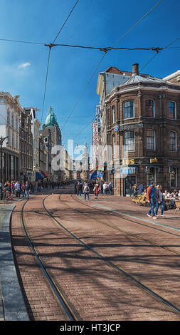 Amsterdam, Pays-Bas, le 10 avril 2016 : Reguliersbreestraat dans le vieux centre d'Amsterdam avec en arrière-plan la Munttoren. Banque D'Images