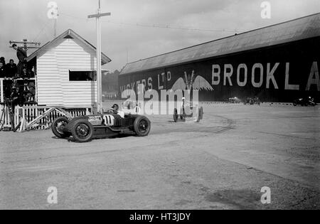 Talbot de Henry Segrave spéciale menant une Bugatti, JCC 200 Mile Race, Brooklands, 1926. Artiste : Bill Brunell. Banque D'Images