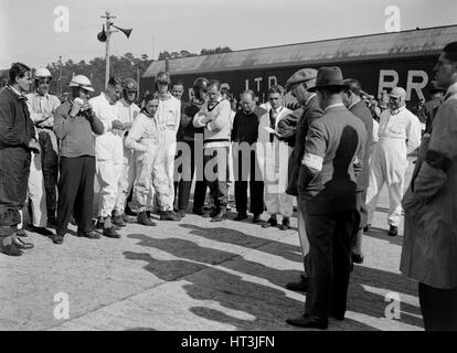 Conducteurs sont adressées au JCC 200 Mile Race, Brooklands, 1926. Artiste : Bill Brunell. Banque D'Images