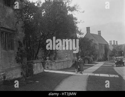 4 places non identifié 159 dans un village, c1920s. Artiste : Bill Brunell. Banque D'Images