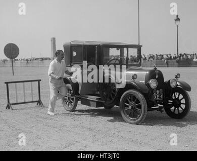 Fiat coupe le moteur à Boulogne la semaine, France, 1928. Artiste : Bill Brunell.