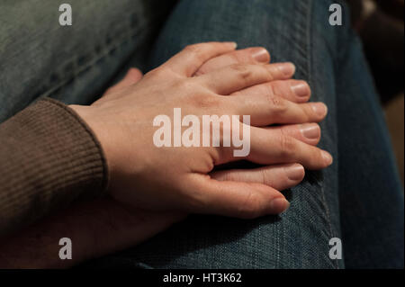 Un couple Holding Hands Banque D'Images
