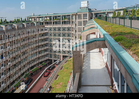 Rotterdam, Pays-Bas - le 26 mai 2016 : les fenêtres et le toit des bureaux de la Groothandelsgebouw. Banque D'Images