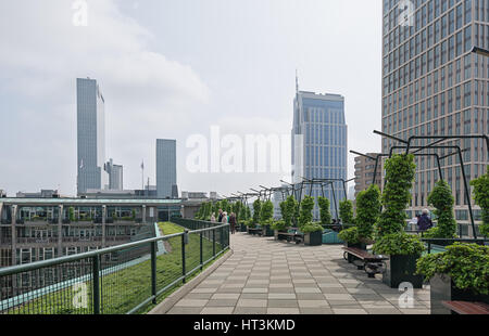 Rotterdam, Pays-Bas - le 26 mai 2016 : sur le toit de l'Groothandelsgebouw. Banque D'Images