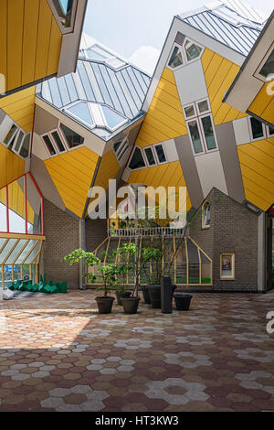 Rotterdam, Pays-Bas - le 26 mai 2016 : maisons Cube sont un ensemble de maisons innovantes. Banque D'Images