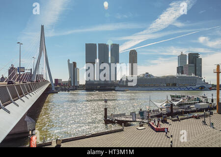 Rotterdam, Pays-Bas - le 18 août 2016 : Photo du pont Erasmus et pour l'immeuble le long de la Rotterdam Wilhelminakade a l'AIDA cruis Banque D'Images