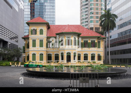 Maison ancienne stylle Thai architecture bâtiment dans le parc de l'hôtel W, Bangkok, Thaïlande Banque D'Images