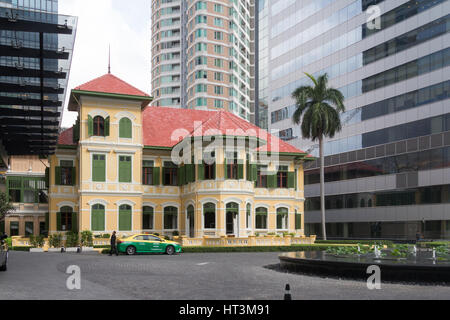 Maison ancienne stylle Thai architecture bâtiment dans le parc de l'hôtel W, Bangkok, Thaïlande Banque D'Images