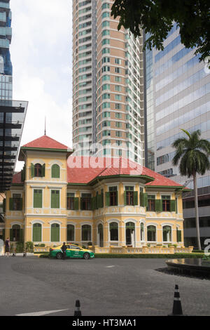 Maison ancienne stylle Thai architecture bâtiment dans le parc de l'hôtel W, Bangkok, Thaïlande Banque D'Images