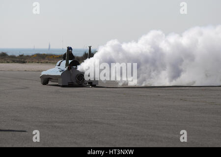 Voiture à vapeur britannique le test à Thorney Island : Artiste inconnu. Banque D'Images