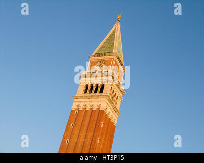 Campanile à Plazza San Marco se dresse face à un ciel bleu clair à Venise, mettant en valeur l'architecture étonnante, Italie Banque D'Images