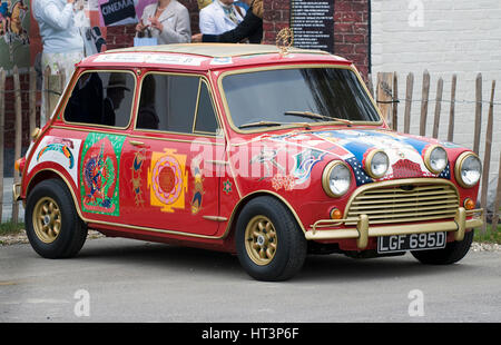 1966 Austin Mini Cooper S administré par Beatle George Harrison : Artiste inconnu. Banque D'Images