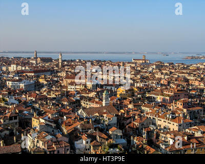 Vue sur Venise depuis le campanile de la place Saint-Marc. Venise. Italie Banque D'Images