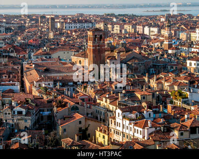 Vue sur Venise depuis le campanile de la place Saint-Marc. Venise. Italie Banque D'Images