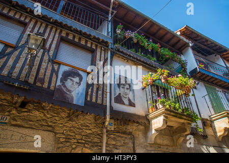 Fermer la vue des façades de maisons avec des portraits de voisins. Mogarraz, réserve naturelle de la Sierra de Francia, province de Salamanque, Castille Leon, Espagne. Banque D'Images