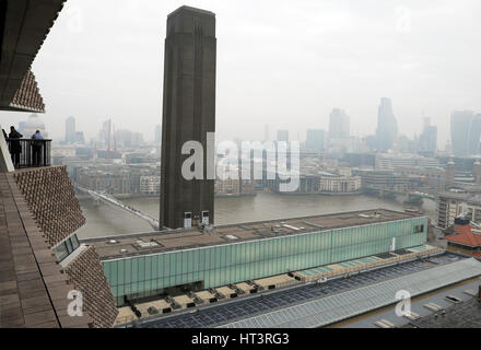 Vue depuis le nouveau bâtiment Switch House de niveau 10 à Tate Le quartier financier de la galerie d'art moderne est dans le smog et la pollution Ville de Londres Royaume-Uni KATHY DEWITT Banque D'Images