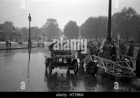 1904 Oldsmobile sur le Londres à Brighton Veteran Car Run de RAC 1953 Artiste : Inconnu. Banque D'Images