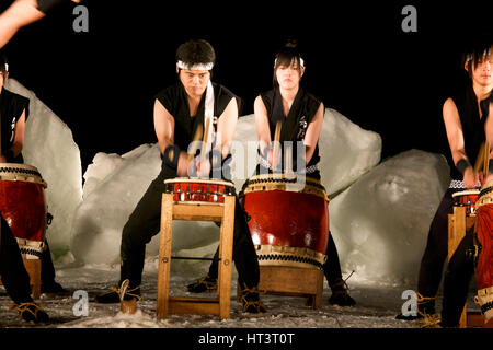 Tambours traditionnels japonais (taiko) effectuer à un festival d'hiver en plein air, Shiretoko, Hokkaido, Japon. Banque D'Images