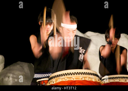 Tambours traditionnels japonais (taiko) effectuer à un festival d'hiver en plein air, Shiretoko, Hokkaido, Japon. Banque D'Images