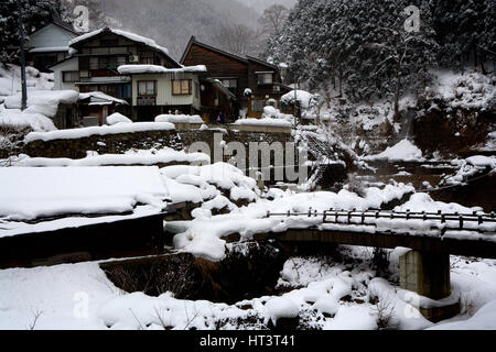 Auberge japonaise ou ryokan, à Jigokudani Parc National, le Japon près de sources chaudes, favorisée par les singes de la neige. Banque D'Images