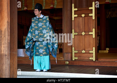 Prêtre shinto au sanctuaire Shinto Yushima Tenmangu, situé dans le quartier de Bunkyo, Tokyo Japon. Il s'agit d'un site favori pour les étudiants priant pour su Banque D'Images