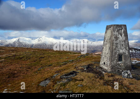 Trig Point sur le sommet de la montagne Corbett écossais Creag Uchdag en hiver et la gamme Ben Lawers, Glen, les Highlands écossais, Lednock Banque D'Images