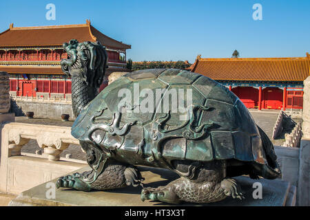 Broze tortue statue - Cité Interdite, Beijing, Chine Banque D'Images