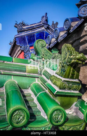 Vert et Bleu vieux dragon détails pavillon chinois Banque D'Images