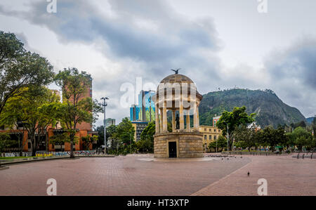 Los Periodistas Park et Monserrate - Bogota, Colombie Banque D'Images