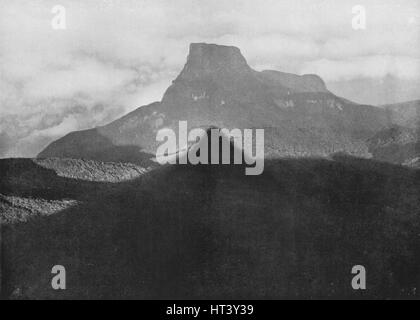 'L'ombre de l'Adam's Peak et Bible Rock. Prises à partir de la crête au lever du soleil', c1890, (1910). Artiste : Alfred William Amandus Plaque. Banque D'Images