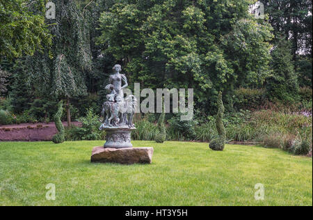 Landgraaf, Pays-Bas - 12 juillet 2016 : statue élégante dans le jardin anglais du parc de Mondo Verde Banque D'Images