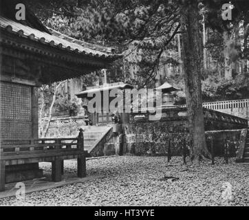 "Le Tombeau d'Ieyasu, fondateur de la dynastie Tokugawa, à Nikko', 1926. Artiste : Inconnu. Banque D'Images