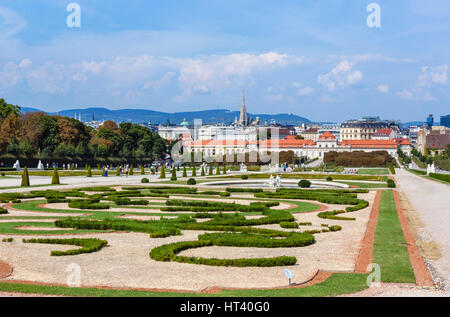 Belvedere, Vienne. Vue sur les jardins depuis Oberes Belvedere (belvédère supérieur) à Unteres Belvedere Belvedere (en bas) et sur les toits de la ville, Vienne, Autriche. Banque D'Images