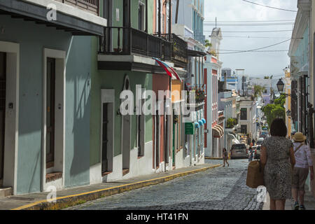 Bâtiments colorés rue pavée, Calle del Cristo LA VIEILLE VILLE DE SAN JUAN PUERTO RICO Banque D'Images