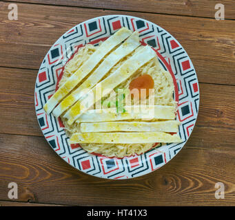 Balaleet - vermicelle sucré et les oeufs. petit-déjeuner traditionnel dans les Émirats arabes unis, Banque D'Images