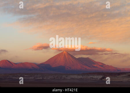 Est un Licancabur volcan symétrique sur la partie la plus au sud de la frontière entre le Chili et la Bolivie. Il est situé juste au sud-ouest de Lag Banque D'Images