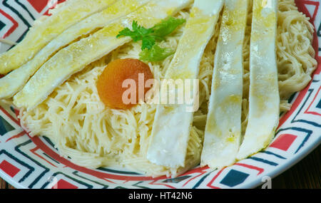 Balaleet - vermicelle sucré et les oeufs. petit-déjeuner traditionnel dans les Émirats arabes unis, Banque D'Images