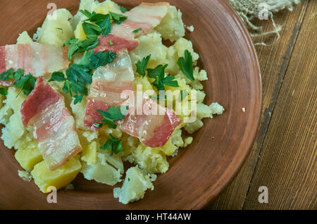 Gwledd y Cybydd - Welsh avares fête traditionnel gallois, recette pour un souper frugal, classique de pommes de terre, oignons et lardons tranches cuites Banque D'Images