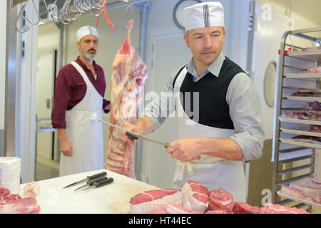 Affûtage des Boucher sur l'acier Banque D'Images