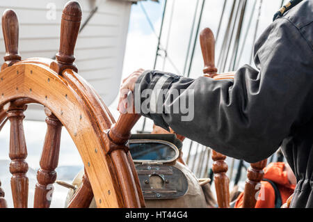 Le capitaine derrière un volant navires classique Banque D'Images