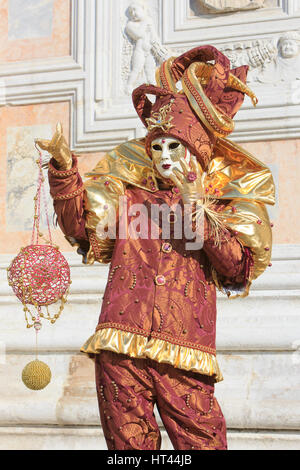 Arlequin à l'extérieur de l'église de San Zaccaria au cours de la 2017 Carnaval de Venise, Italie Banque D'Images