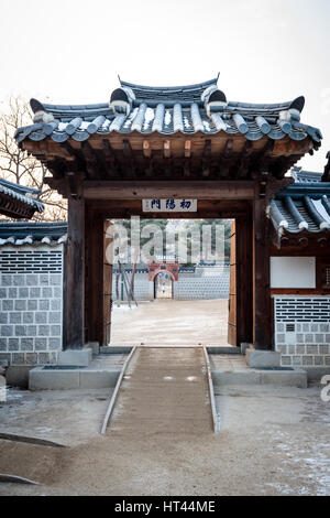 Porte à Gyeonbokgung Palace à Séoul, Corée du Sud, un jour d'hiver. Banque D'Images