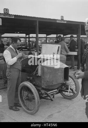 Voiture de course de SL Douglas Bailey au JCC 200 Mile Race, Brooklands, Surrey, 1921. Artiste : Bill Brunell. Banque D'Images