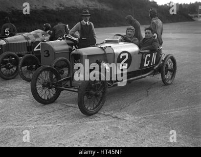 GN, AV et Deemster voitures de course au JCC 200 Mile Race, Brooklands, Surrey, 1921. Artiste : Bill Brunell. Banque D'Images