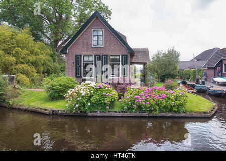 Vue sur un jardin en face de la maison de la ville néerlandaise Giethoorn. Banque D'Images