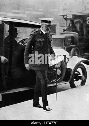 "La crise du Cabinet : Lord Kitchener arrivant au War Office', 1915. Artiste : Inconnu. Banque D'Images