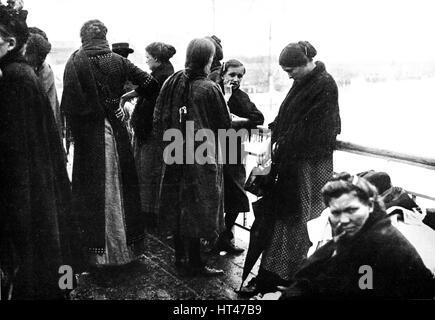 'Le dernier acte d'une tragédie : une photographie prise sur le dernier bateau quittant Ostende pour l'Angleterre', 1914. Artiste : Inconnu. Banque D'Images