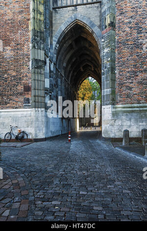 La porte de la tour de la cathédrale dans la vieille ville d'Utrecht. Banque D'Images